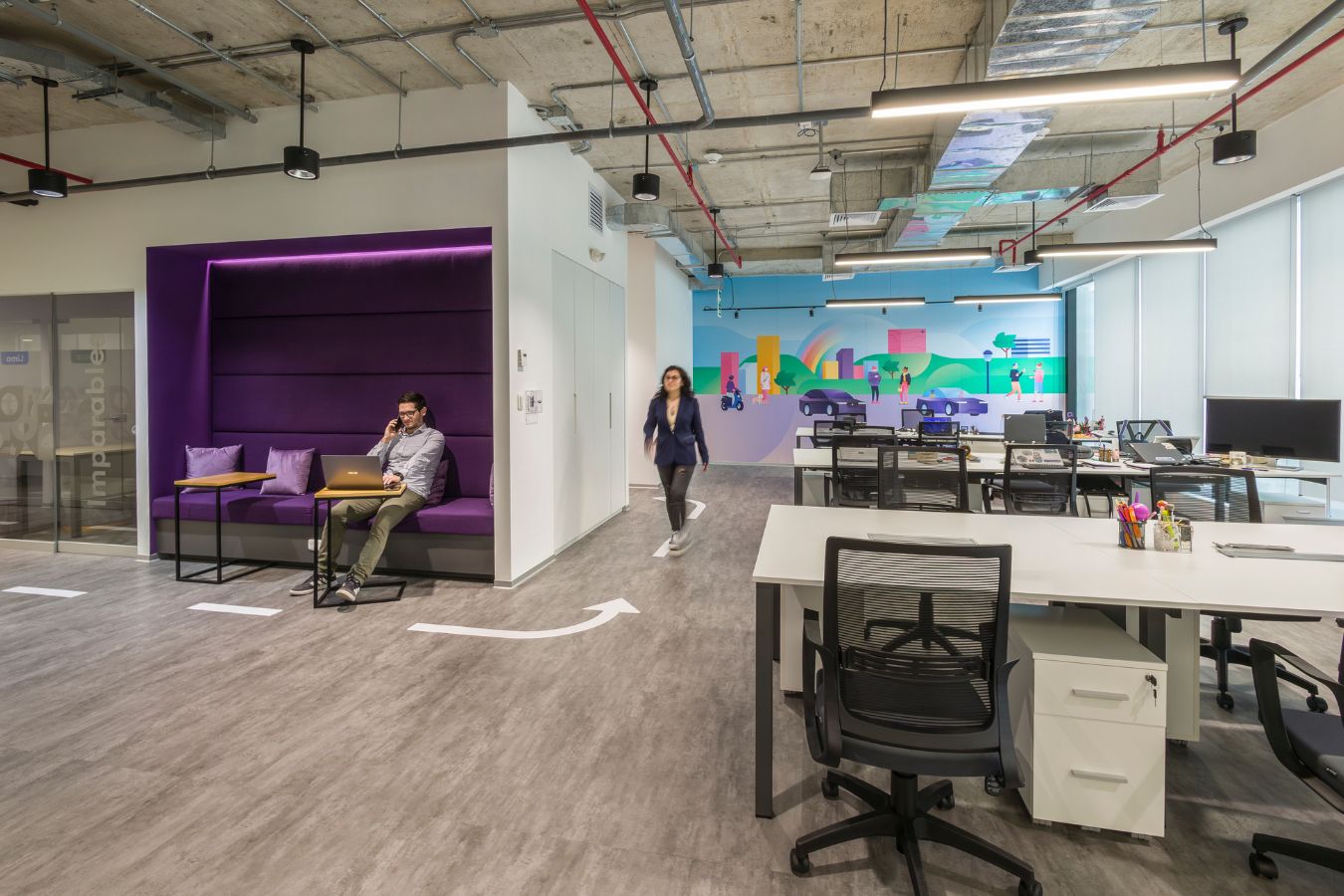 Cabify Offices - Collaborative workspace with road wayfinding graphics on wood flooring - Contract Workplaces.jpg